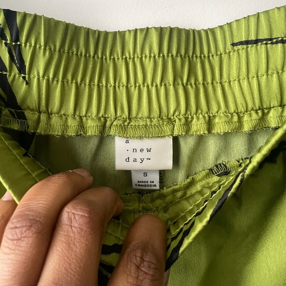 A New Day Green Leaf Print Women's Athletic Shorts - Picture 2 of 8